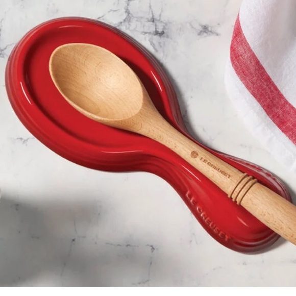 Le Creuset Other - NWT Le Creuset Stoneware Spoon Rest in Cerise with LC logo